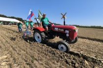 Oranje s starodobnimi traktorji na Krčevini