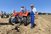 Oranje s starodobnimi traktorji na Krčevini