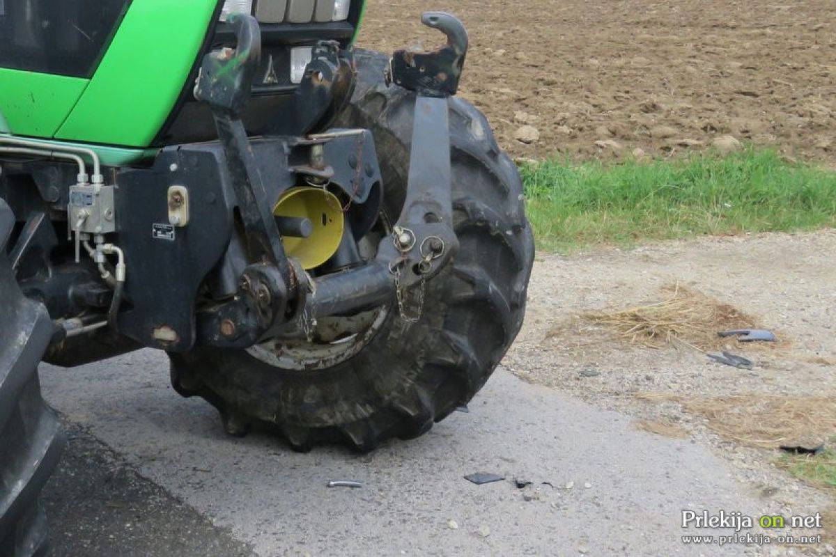 Trčila sta traktor in motorist