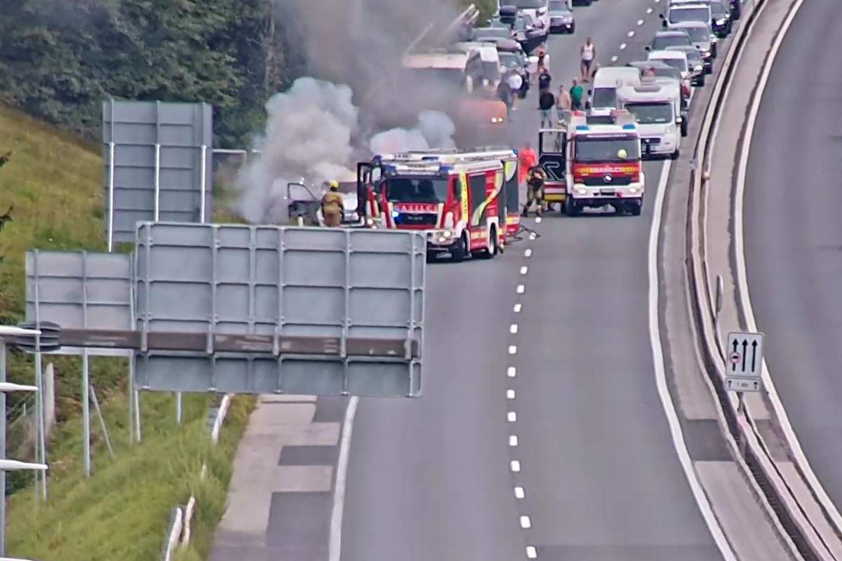 Na avtocesti zagorelo vozilo, nastal je daljši zastoj
