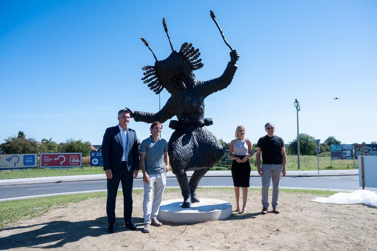 Predaja skulpture Kurent ob 120-letnici Perutnine Ptuj