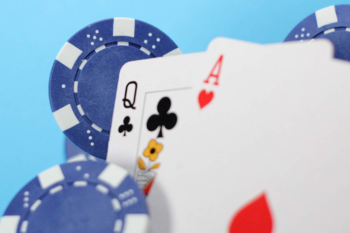 Spletni casino in družbeni vidik: Igra kot način komuniciranja