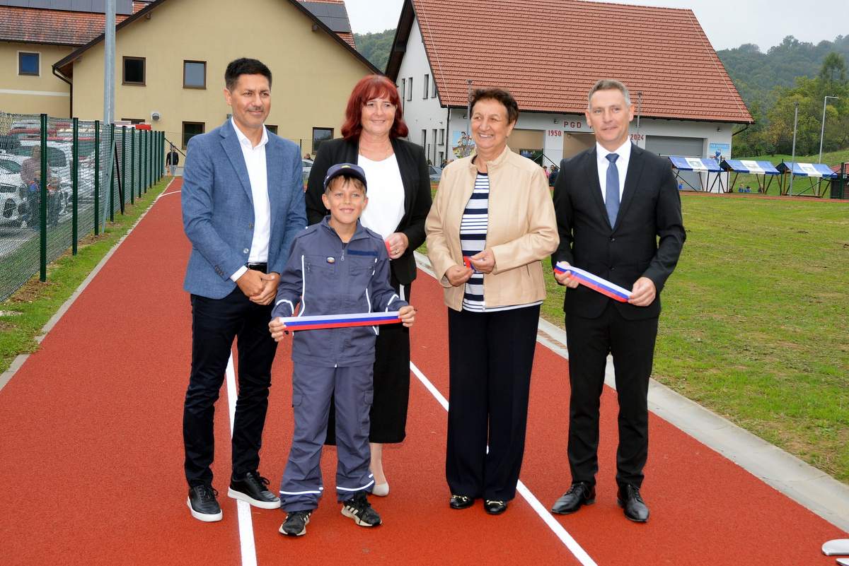 Odprli so novo atletsko stezo z igriščem Odprli so novo atletsko stezo z igriščem