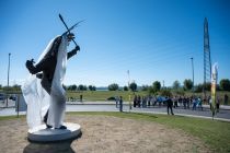Predaja skulpture Kurent ob 120-letnici Perutnine Ptuj