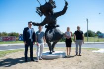 Predaja skulpture Kurent ob 120-letnici Perutnine Ptuj