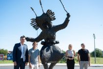 Predaja skulpture Kurent ob 120-letnici Perutnine Ptuj