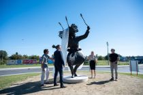 Predaja skulpture Kurent ob 120-letnici Perutnine Ptuj