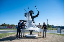 Predaja skulpture Kurent ob 120-letnici Perutnine Ptuj