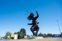 Predaja skulpture Kurent ob 120-letnici Perutnine Ptuj
