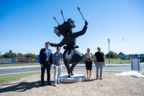 Predaja skulpture Kurent ob 120-letnici Perutnine Ptuj