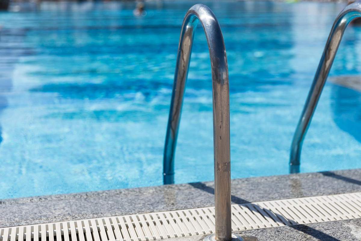 Otroka so rešili iz bazena Otroka so rešili iz bazena