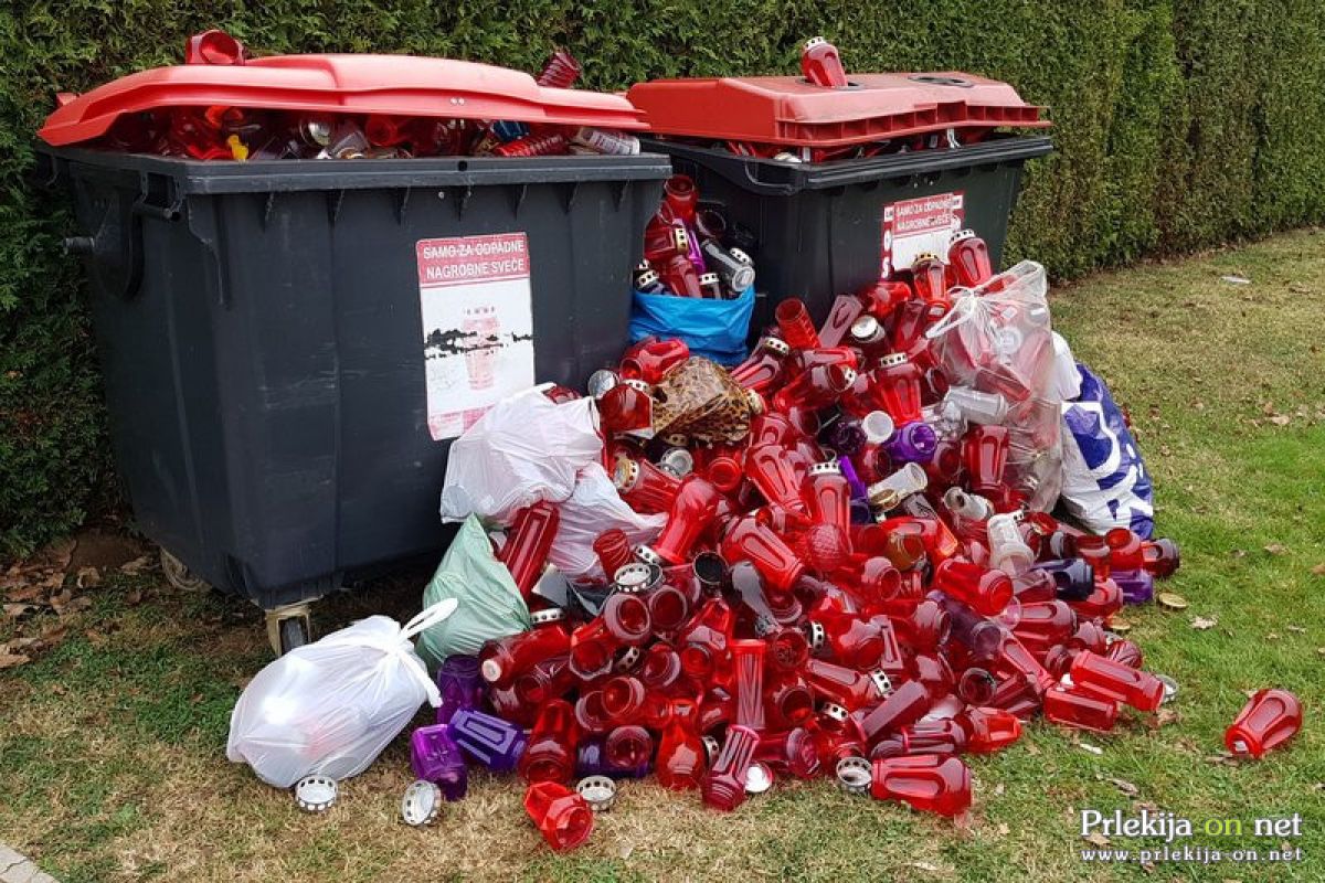 Tudi nagrobne sveče na koncu postanejo odpadek Tudi nagrobne sveče na koncu postanejo odpadek