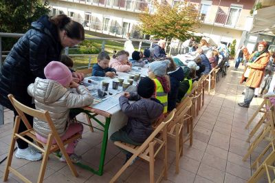 Vrtec Radenci na obisku v Domu starejših občanov Senecura v Radencih
