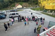 Otroci iz vrtca pri gasilcih