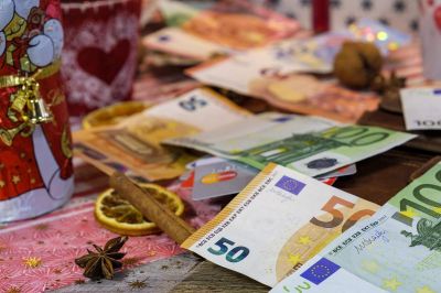 Prejemek bi znašal 639 evrov bruto