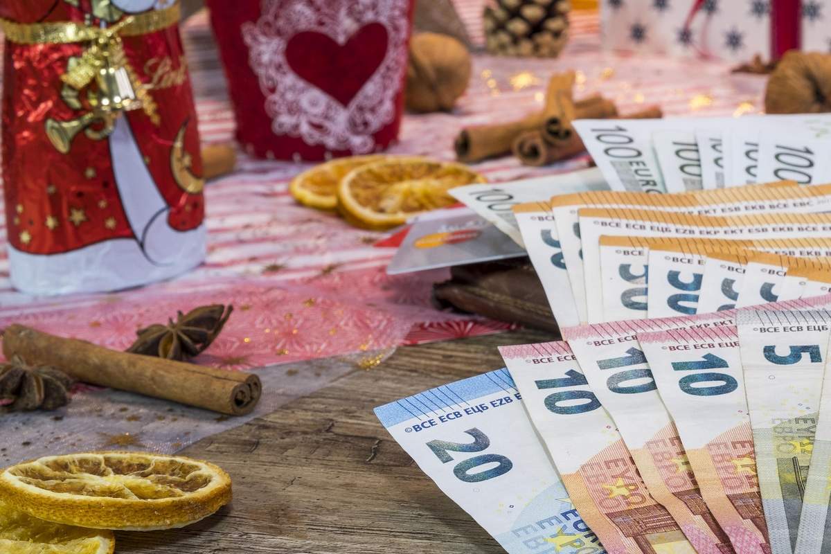 Vlada je potrdila zimski regres za zaposlene in zimski dodatek za upokojence Vlada je potrdila zimski regres za zaposlene in zimski dodatek za upokojence