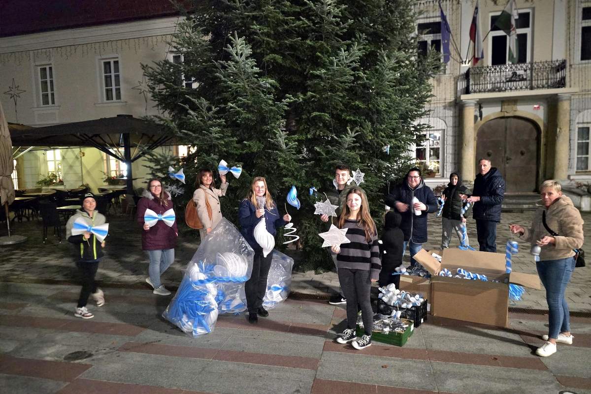 Mladi gasilci predali okraske za praznično drevo ljutomerski županji