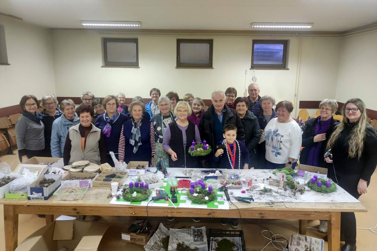 Pri radgonski Karitas izdelali 100 adventnih vencev