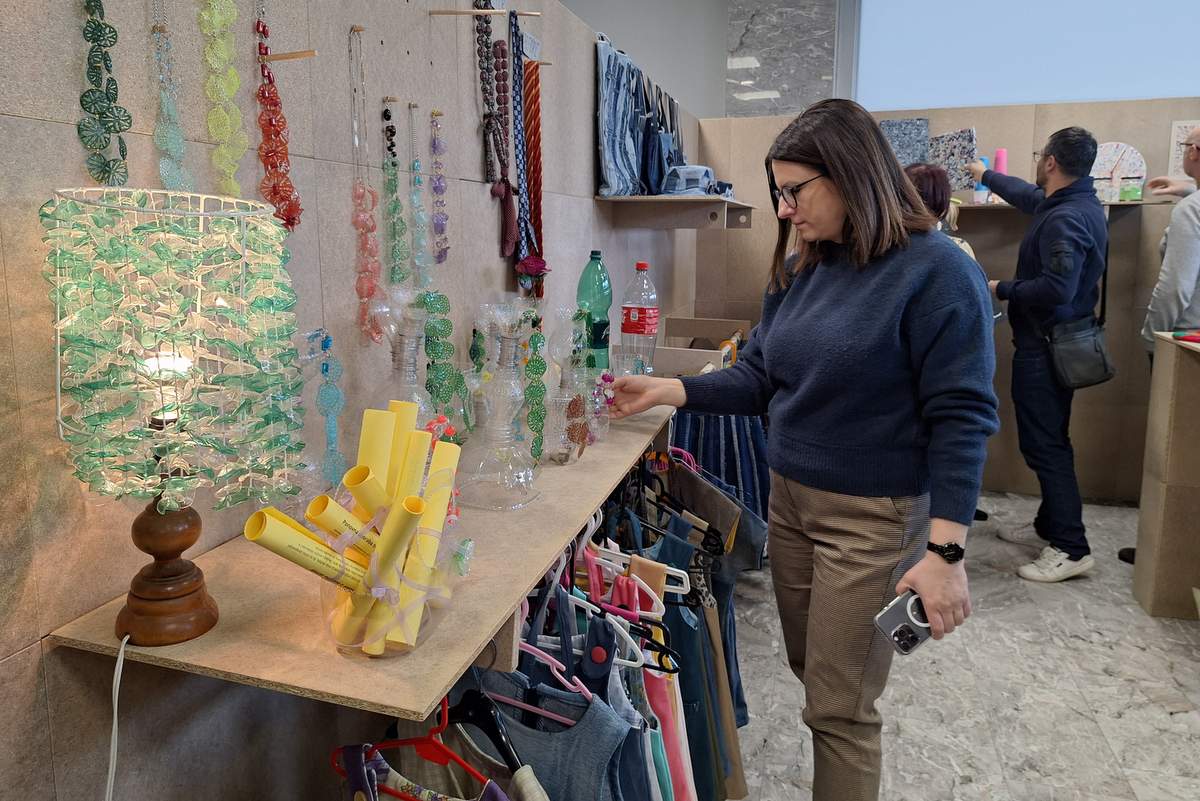 Razstava izdelkov centrov ponovne uporabe Razstava izdelkov centrov ponovne uporabe