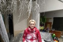 Sanja pri barvanju vejic