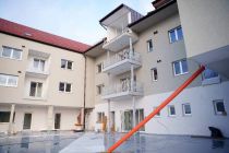 Poslovno-stanovanjski objekt v Apačah