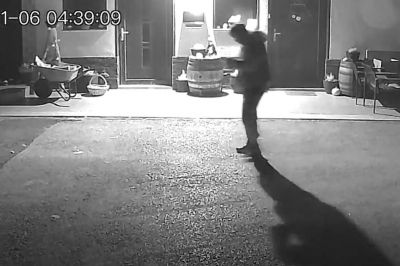 Neznanec se je gibal po dvorišču hiše