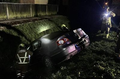 Vozilo je zdrselo v potok