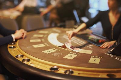 Živi delivec v spletnem kazinoju: kako spreminja igro – mnenje strokovnjaka Wazamba