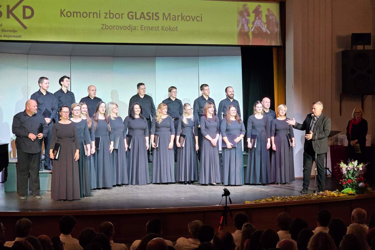 Komorni zbor Glasis iz Markovcev Komorni zbor Glasis iz Markovcev