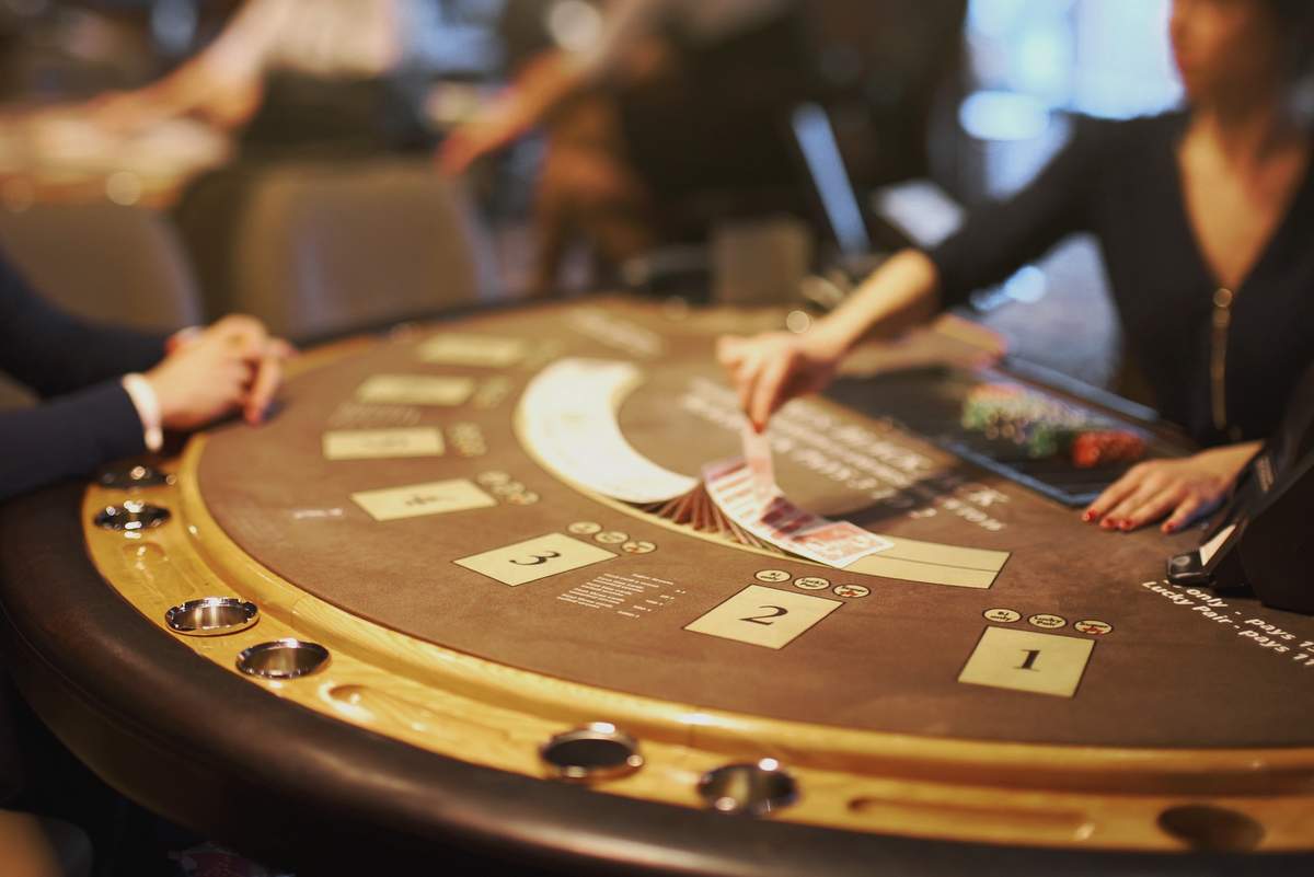 Živi delivec v spletnem kazinoju: kako spreminja igro – mnenje strokovnjaka Wazamba