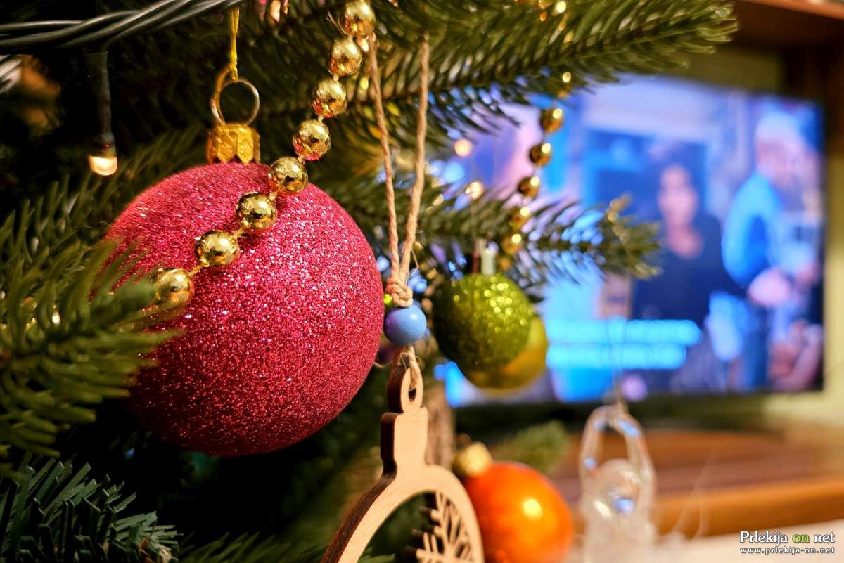Praznike večina preživi doma pred TV zasloni