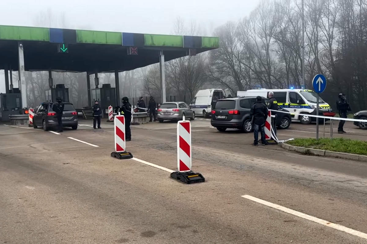 Predaja osumljenca hrvaški policiji Predaja osumljenca hrvaški policiji