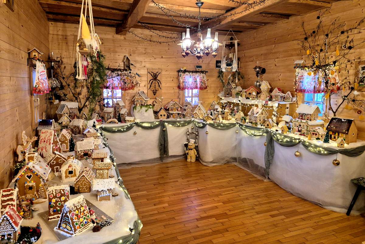 Razstava medenih hišk pri Čebelarstvu Tigeli Razstava medenih hišk pri Čebelarstvu Tigeli