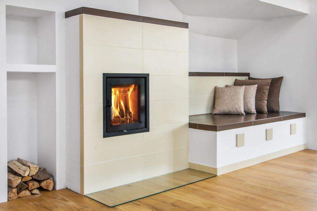 Lončena peč s klopjo