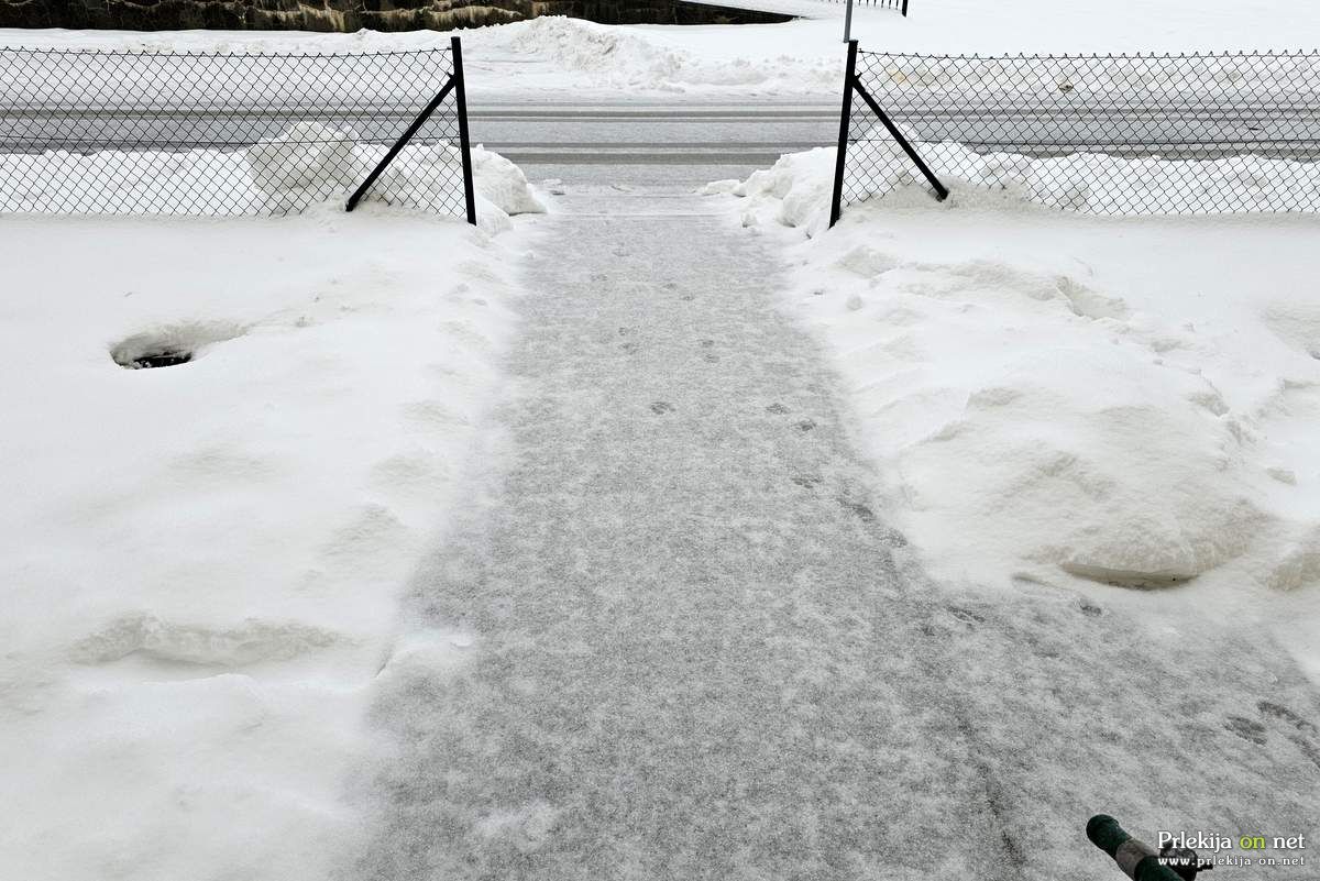 Površine so v teh dneh poledenele