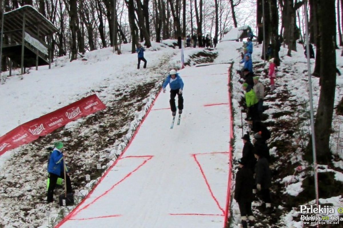 Skakalnica v Juršincih je v teh dneh odeta v sneg