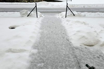 Površine so v teh dneh poledenele