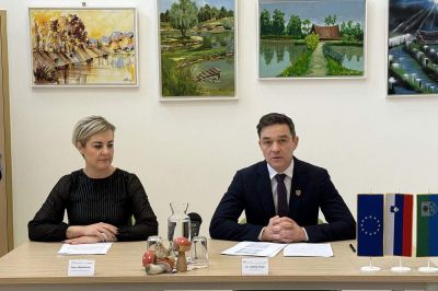 Petra Weindorfer, direktorica podjetja GWM d.o.o. in dr. Andrej Steyer, župan Občine Apače