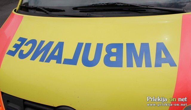 Z reševalnim vozilom so ga prepeljali na zdravljenje v UKC Maribor Z reševalnim vozilom so ga prepeljali na zdravljenje v UKC Maribor