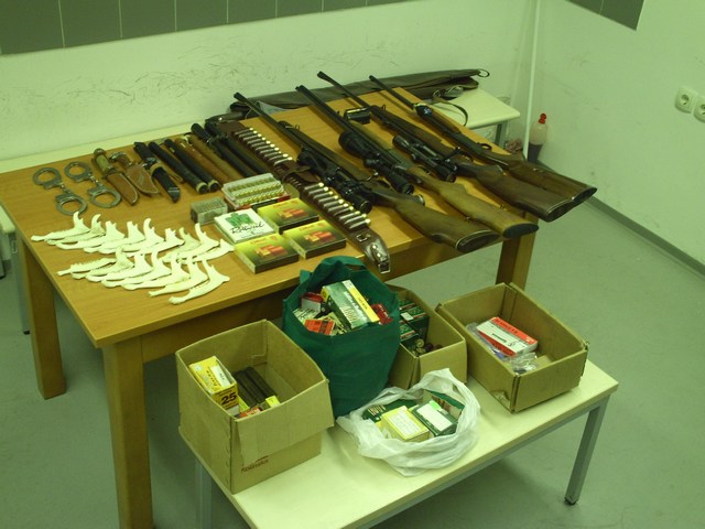 51-letnik nezakonito posedoval več kosov orožja, nabojev in druge opreme