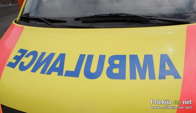 Policistka in policist sta žensko potegnila iz vode in na kraj poklicala reševalno vozilo Policistka in policist sta žensko potegnila iz vode in na kraj poklicala reševalno vozilo