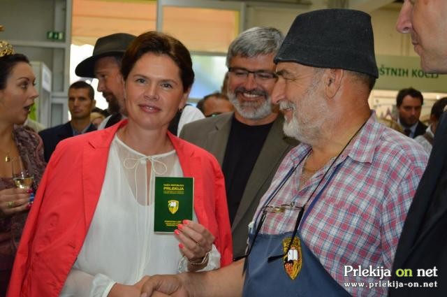 Na stojnici Künštnih Prlekov je Alenka Bratušek prejela tudi potni list Republike Prlekije Na stojnici Künštnih Prlekov je Alenka Bratušek prejela tudi potni list Republike Prlekije