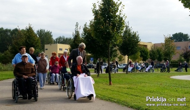 Alzheimerjevi bolniki na sprehodu Alzheimerjevi bolniki na sprehodu