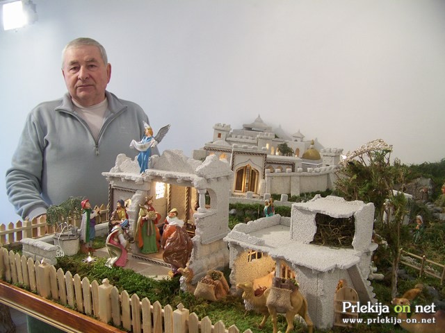 Andrej ob svojih maketah Andrej ob svojih maketah