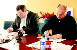 Veržejski župan Slavko Petovar (levo) in direktor podjetja Nograd gradnje Drago Novak Veržejski župan Slavko Petovar (levo) in direktor podjetja Nograd gradnje Drago Novak