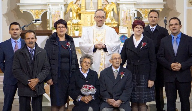 Bisernoporočenca in njunih šest otrok, skupaj s farnim župnikom, Tomislavom Roškaričem