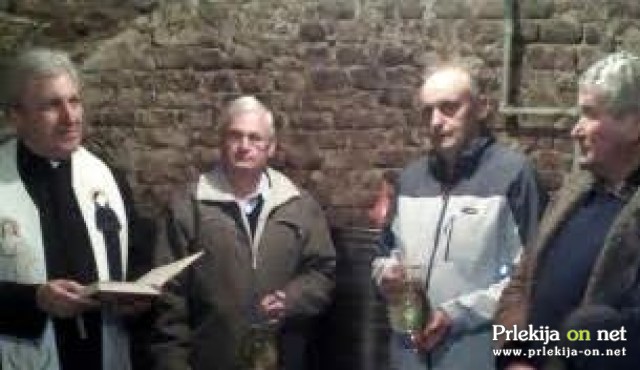 Blagoslov vina v župnijski kleti na Razkrižju Blagoslov vina v župnijski kleti na Razkrižju