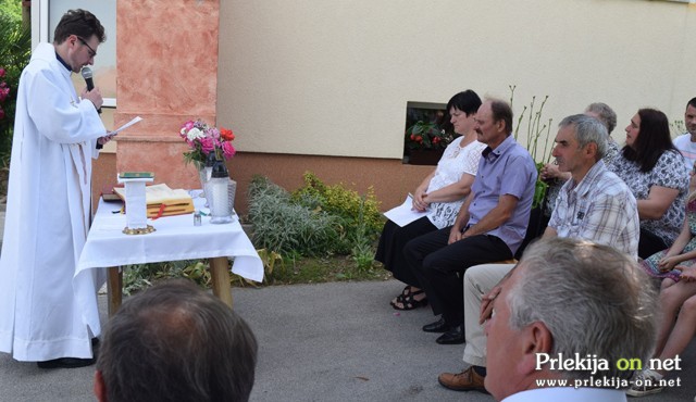 Blagoslovitev kapelice na Račkem vrhu Blagoslovitev kapelice na Račkem vrhu