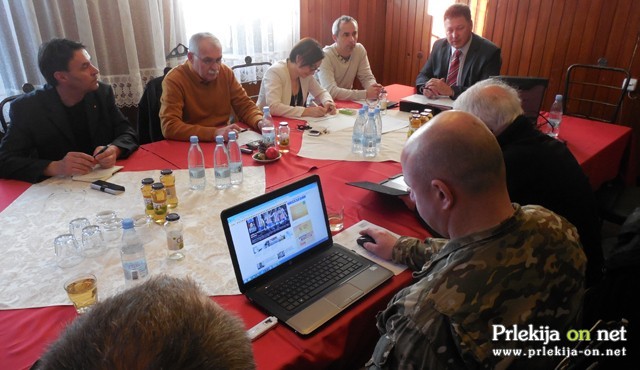 Bomo še vedno gradili hiše s kletmi, kjer je visoka podtalnica in v bližini reka?