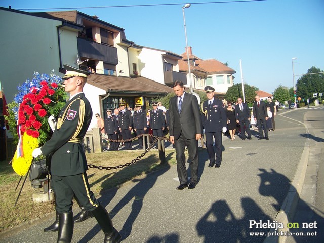Borut Pahor je v Črenšovcih položil venec Borut Pahor je v Črenšovcih položil venec